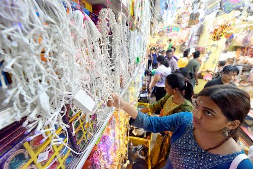 PERSIAPAN AKHIR MASYARAKAT INDIA MENYAMBUT PERAYAAN DEEPAVALI