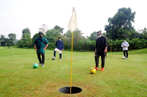 SEKUMPULAN REMAJA BERMAIN FOOLGOLF SAMBIL MEMAKAI BAJU MELAYÃœ