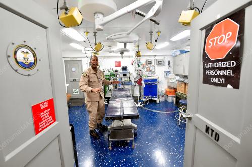 KAPAL PENGANGKUT PESAWAT KELAS NIMITZ US NAVY BERLABUH