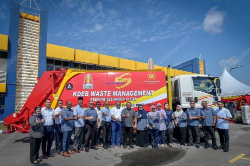 PENYERAHAN LORI KOMPAKTOR KDEB KEPADA MBKL