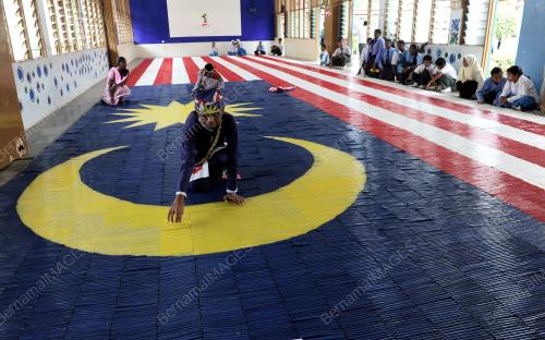 SG04_30082012_BENDERA_BESAR