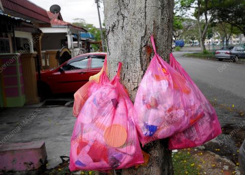 SG04_31012012_BUANG_SAMPAH