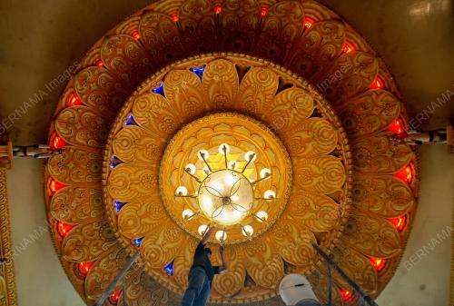 PERSIAPAN KUIL MENJELANG PERAYAAN DEEPAVALI