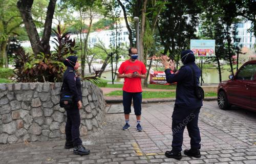 TINJAUAN ORANG RAMAI TIDAK MEMATUHI SOP SEKATAN PERGAKAN PENUH
