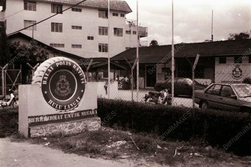TEMBAK MENEMBAK