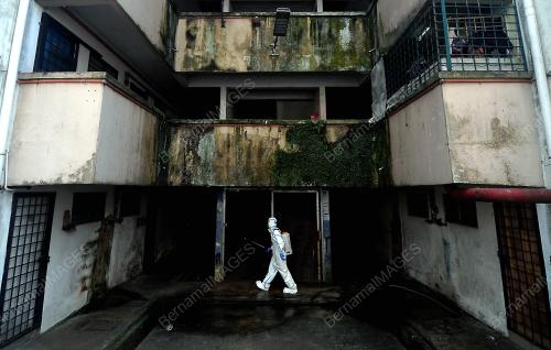 ANGGOTA BOMBA MELAKUKAN PROSES SANITASI AWAM