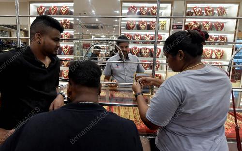 JURUJUAL BARANG KEMAS WARGA ASING