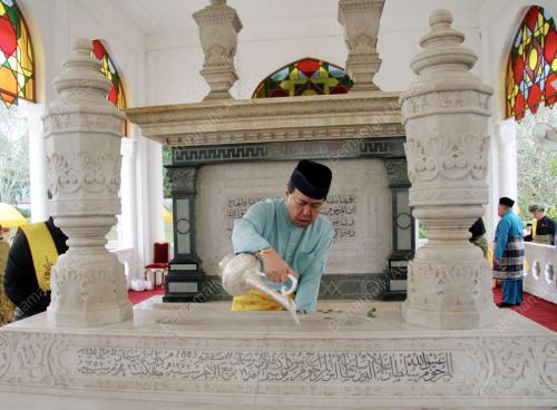SULTAN SHARAFUDDIN IDRIS SHAH