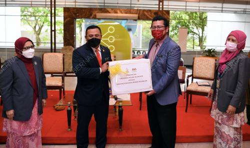 DATUK SERI AMIRUDIN SHARI