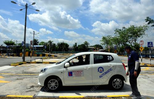 TINJAUAN INDUSTRI LATIHAN PEMANDUAN KENDERAAN MOTOR
