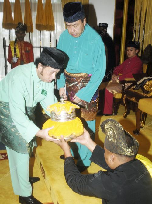 SULTAN SHARAFUDDIN IDRIS SHAH