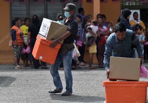 PEYAMPAIAN BANTUAN KEPADA NELAYAN PELABUHAN KLANG