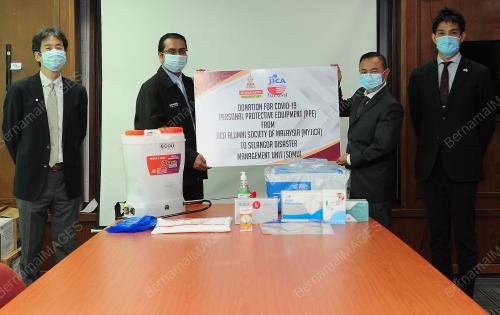 PENYERAHAN SUMBANGAN PPE KEPADA UNIT BENCANA NEGERI SELANGOR