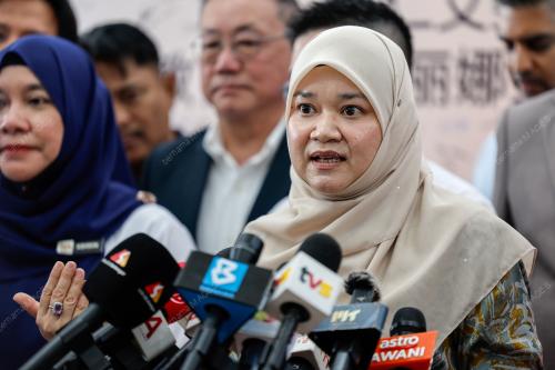 FADHLINA SIDEK