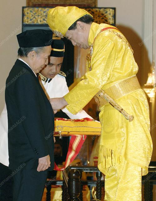 SULTAN SHARAFUDDIN IDRIS SHAH