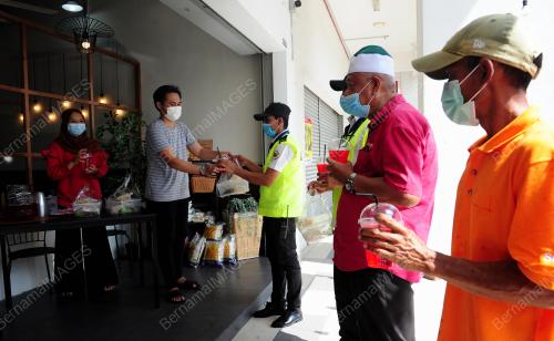 PENIAGA MEMBERI MAKANAN DAN BARANGAN ASAS PERCUMA