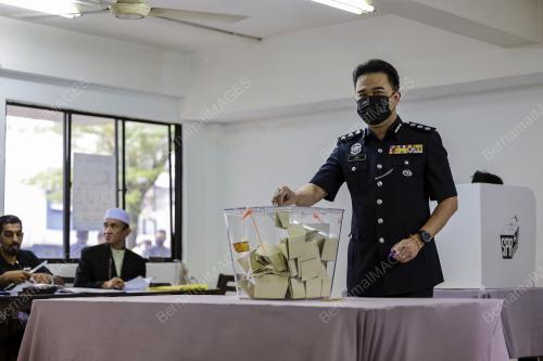 HARI MENGUNDI AWAL