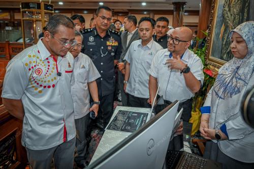 DATUK SERI AMIRUDIN SHARI