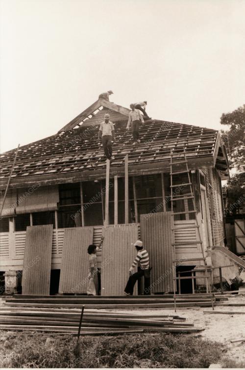 MEMPERBAIKI RUMAH ROSAK