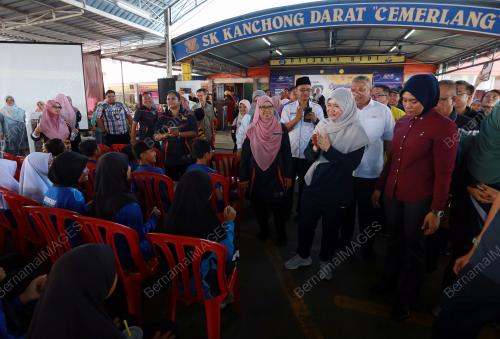 FADHLINA SIDEK