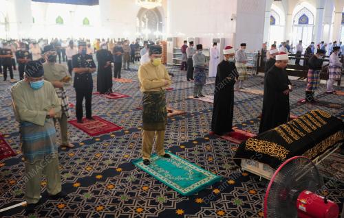 SOLAT JENAZAH AYAHANDA TENGKU PERMAISURI SELANGOR