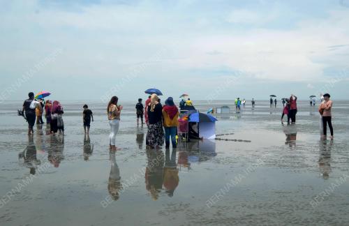PANTAI CERMIN