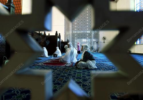 PEREMPUAN SOLAT JUMAAT