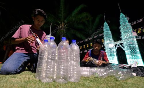 REPLIKA MENARA KLCC DAN MENARA KUALA LUMPUR