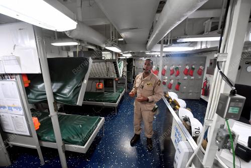 KAPAL PENGANGKUT PESAWAT KELAS NIMITZ US NAVY BERLABUH