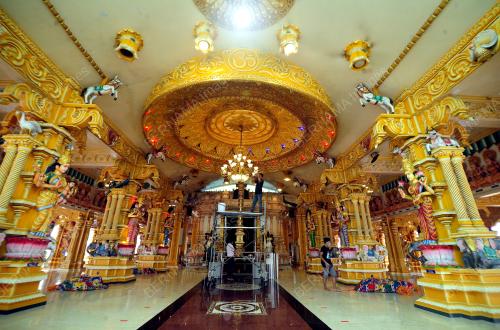 PERSIAPAN KUIL MENJELANG PERAYAAN DEEPAVALI