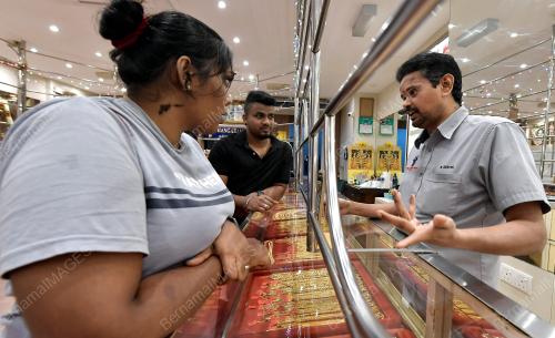 JURUJUAL BARANG KEMAS WARGA ASING