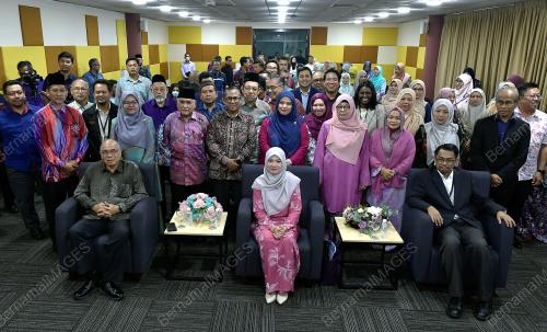 FADHLINA SIDEK