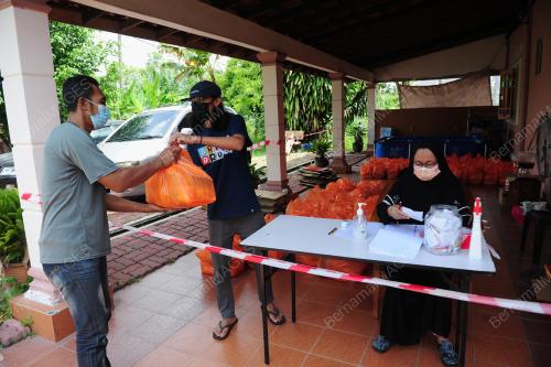 PENDUDUK KAMPUNG SEDIAKAN BAKUL MAKANAN
