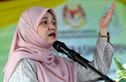 FADHLINA SIDEK