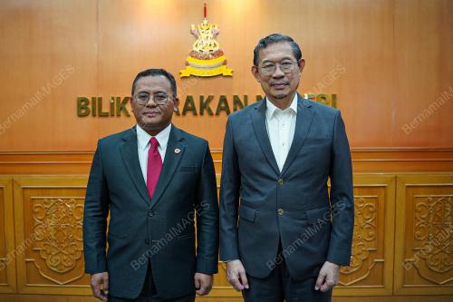 SESI SERAHAN SURAT LANTIKAN PRESIDEN DAN NAIB CANSELOR UNISEL