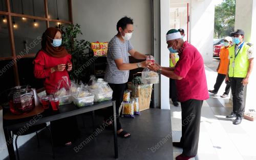 PENIAGA MEMBERI MAKANAN DAN BARANGAN ASAS PERCUMA