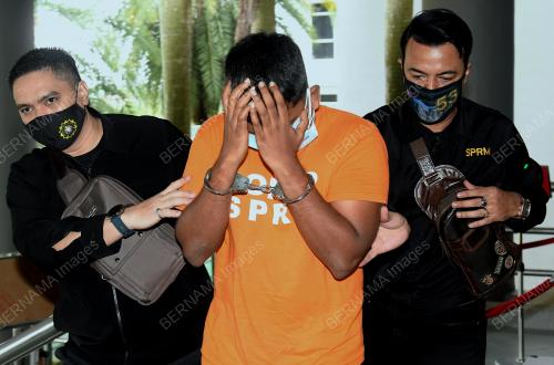 SEORANG PENJAWAT AWAM DIREMAN SPRM