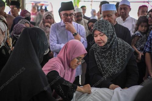 FADHLINA SIDEK