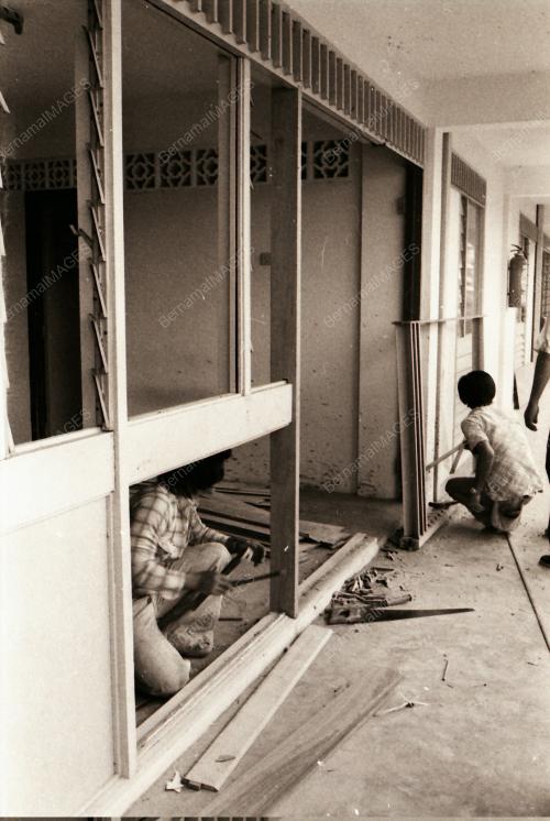 MEMPERBAIKI RUMAH ROSAK