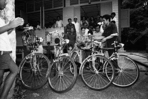 UMNO HADIAH BASIKAL