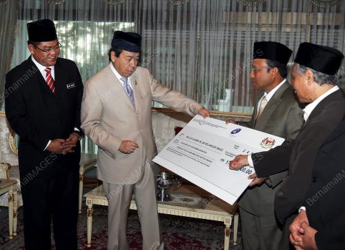 TUANKU SHARAFUDDIN IDRIS SHAH