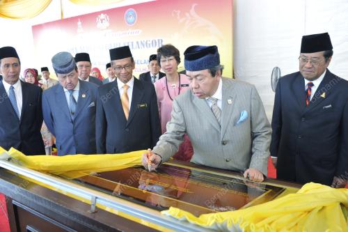 SULTAN SHARAFUDDIN IDRIS SHAH