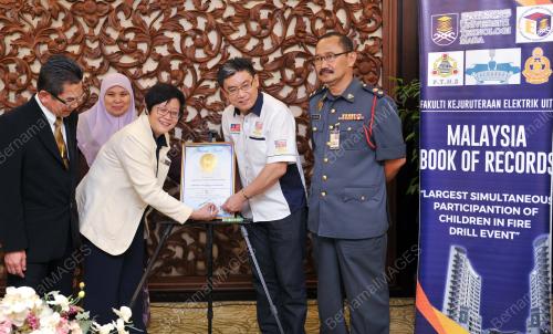 SG06_24112016_UITM