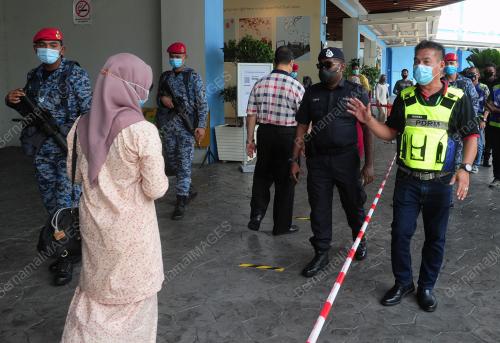 TINJAUAN PENGUNJUNG DI PASARAYA