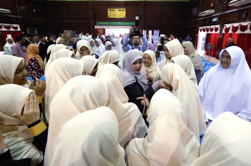 FADHLINA SIDEK