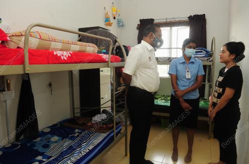 LAWATAN KERJA MENTERI SUMBER MANUSIA KE TOP GLOVE