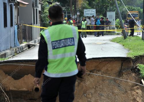 SG06_26112016_TANAH_RUNTUH