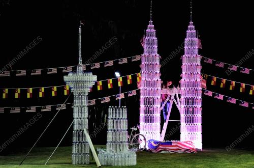 REPLIKA MENARA KLCC DAN MENARA KUALA LUMPUR