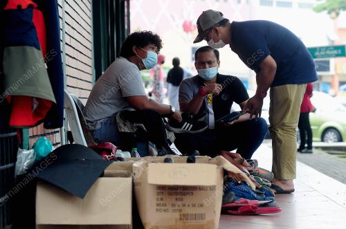 WARGA EMAS MENGAMBIL UPAH MEMBAIKI KASUT