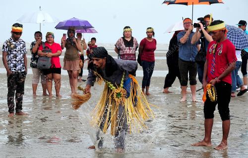 PESTA PUJA PANTAI MAH MERI